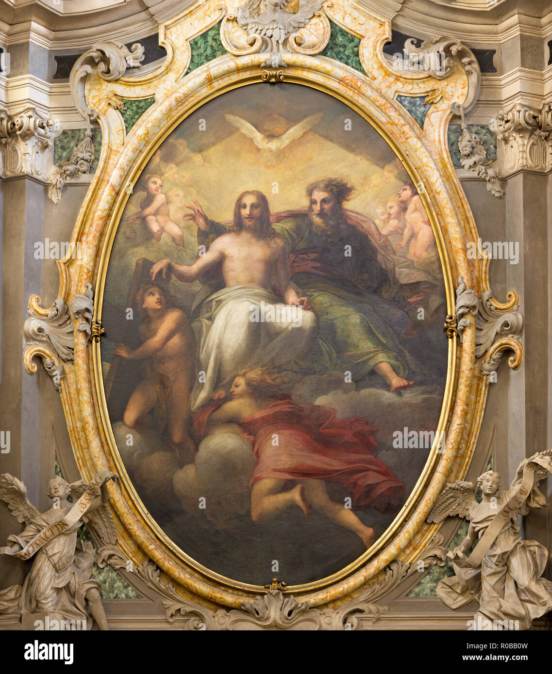 PARMA, Italia - 17 Aprile 2018: la pittura della Santissima Trinità sulla tha altare maggiore nella chiesa di Santa Teresa Giovan Battista Borghesi da 19. cento. Foto Stock