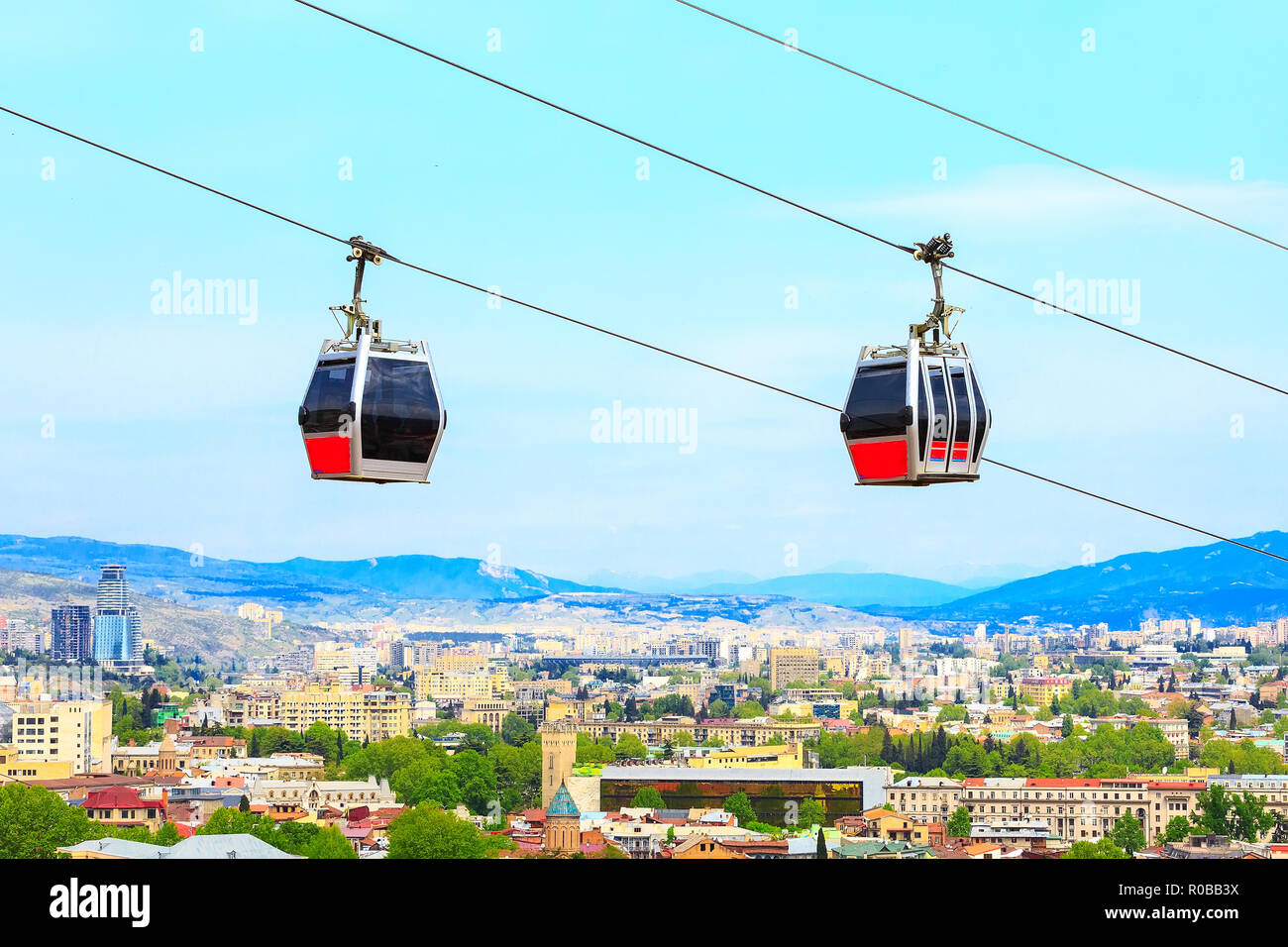 Tbilisi, Georgia cabine funicolare aerea e dello skyline della città vista panoramica Foto Stock