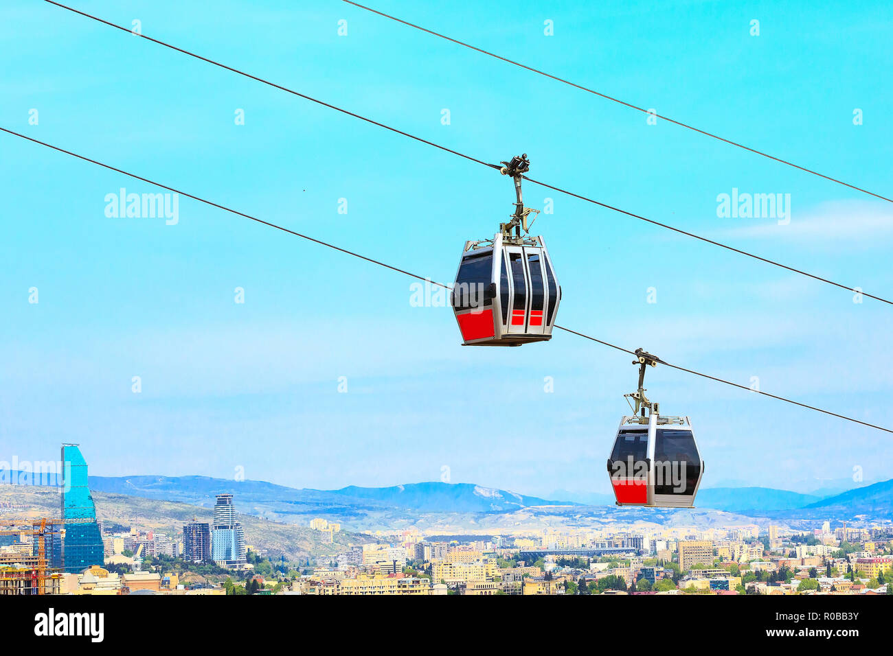 Tbilisi, Georgia cabine funicolare aerea e dello skyline della città vista panoramica Foto Stock