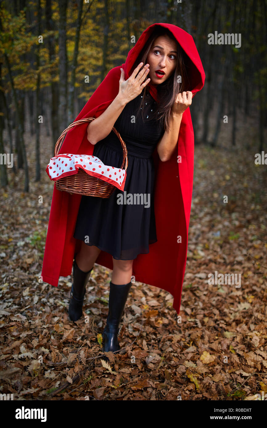 Donna vestita come Cappuccetto Rosso in diverse posture nella foresta Foto  stock - Alamy
