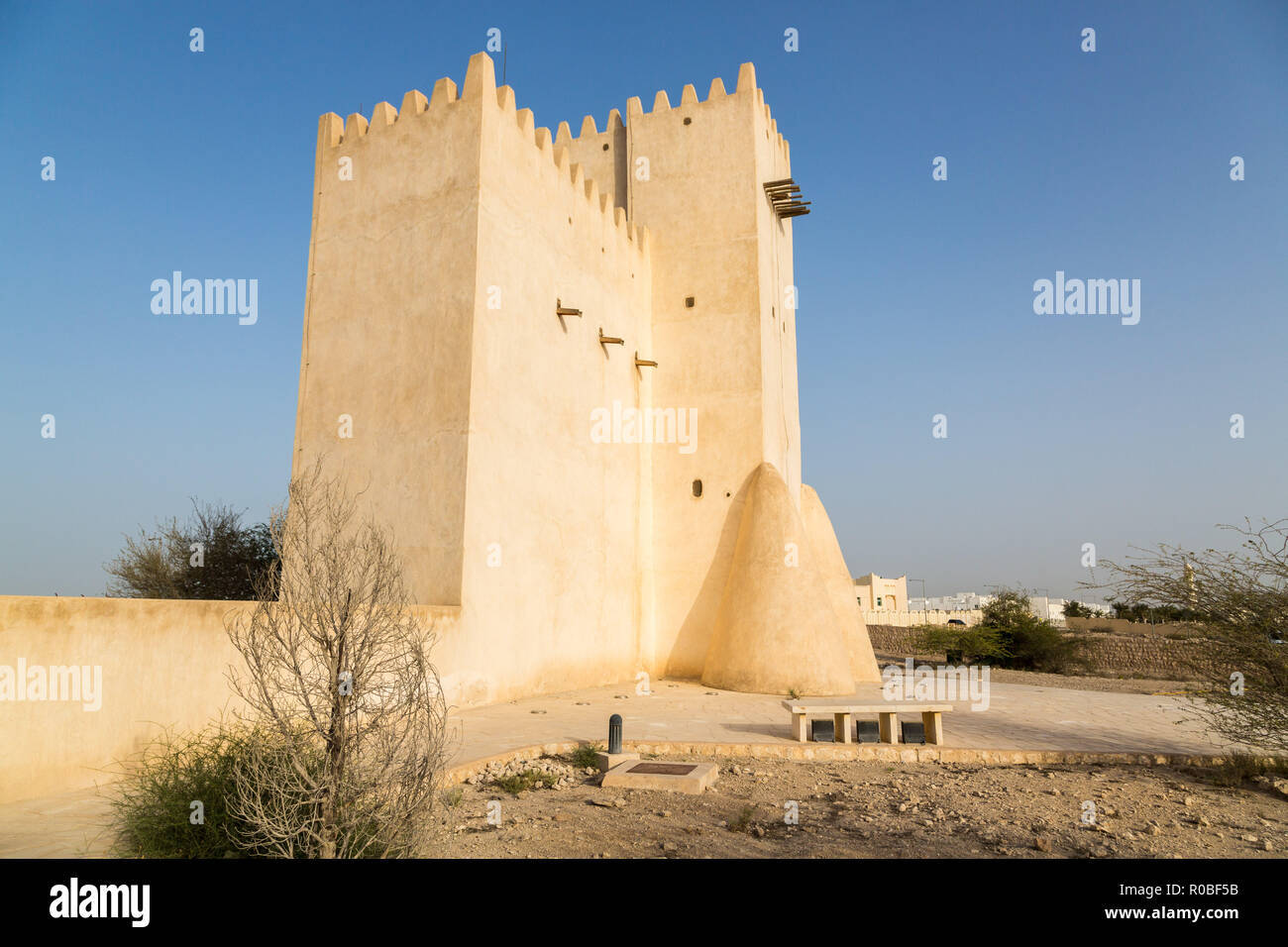 Uno di Barzan torri di avvistamento, fort di Umm Salal Mohammed Torri, antica fortificazione araba nei pressi di Umm Salal Mohammed, Doha, Qatar Foto Stock