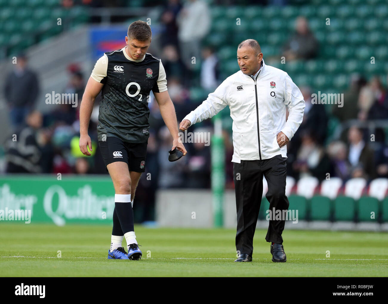 L'Inghilterra del Owen Farrell (sinistra) Chat con head coach Eddie Jones prima dell'autunno partita internazionale a Twickenham Stadium di Londra. Foto Stock