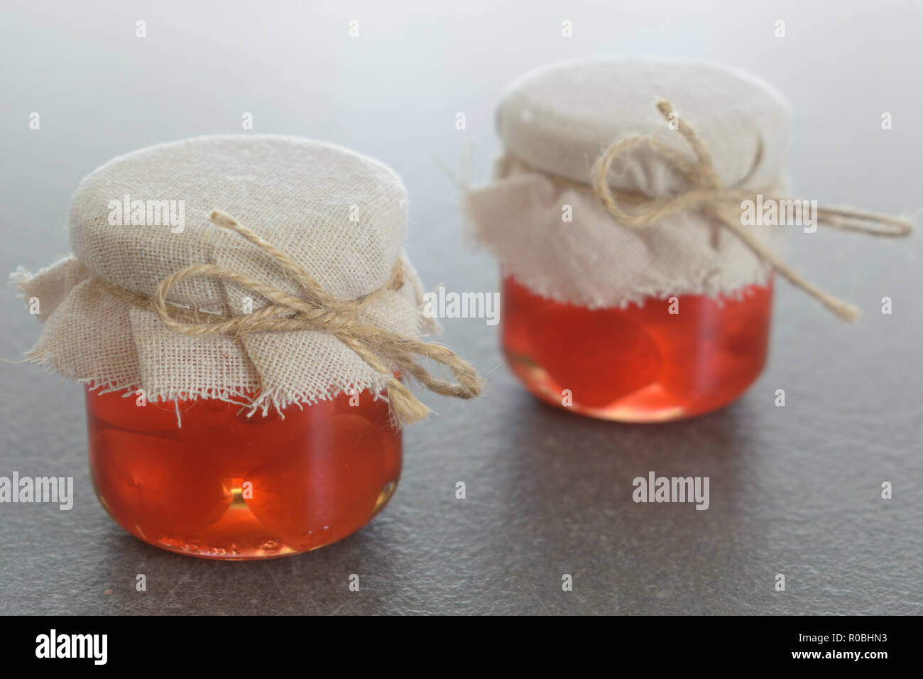 Dolci fatti a mano ciliegie al maraschino conservato in vaso e cucchiaio Foto Stock