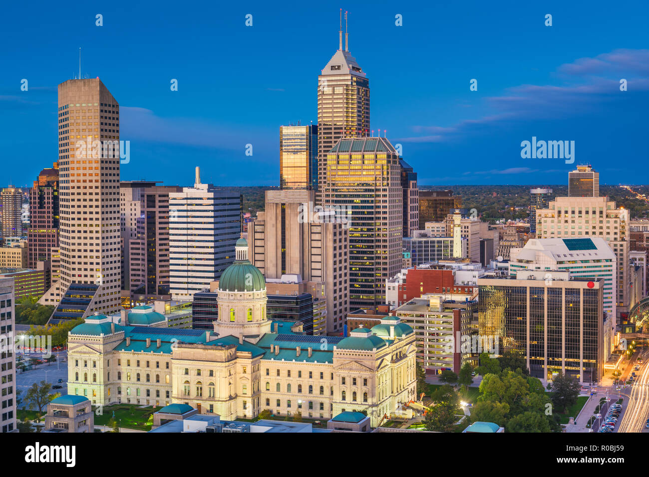 Indianapolis, Indiana, Stati Uniti d'America downtown skyline della città con la casa di stato al tramonto. Foto Stock