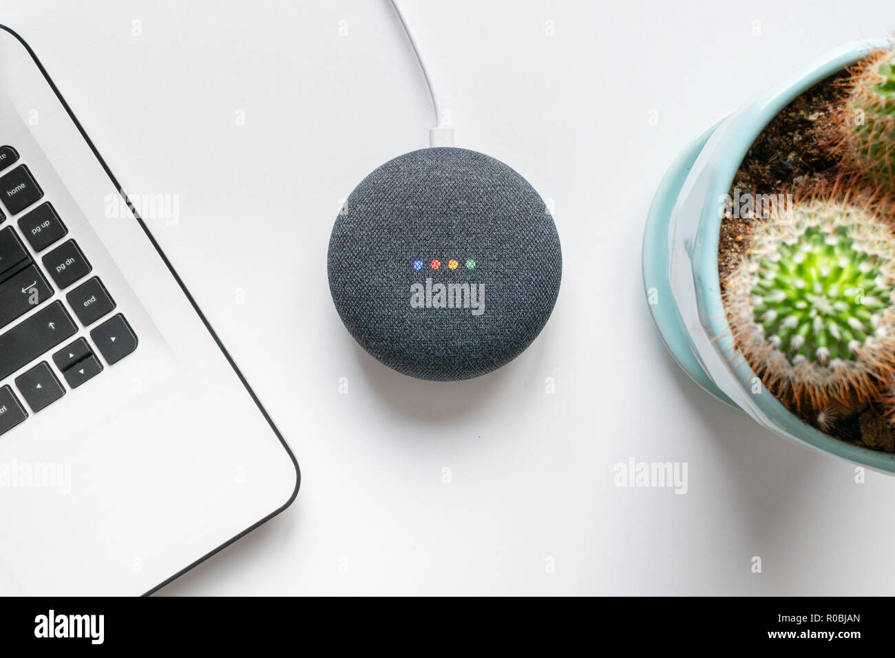 Athens, Grecia - 19 Ottobre 2018: home page di Google mini smart speaker con costruito in Google Assistant Foto Stock
