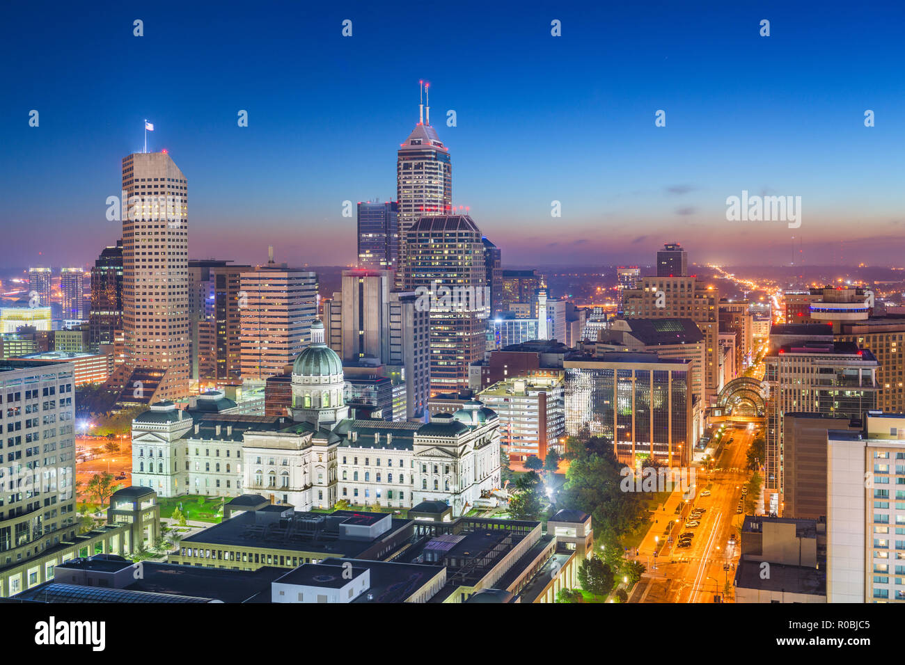 Indianapolis, Indiana, Stati Uniti d'America downtown skyline della città con la casa di stato al tramonto. Foto Stock