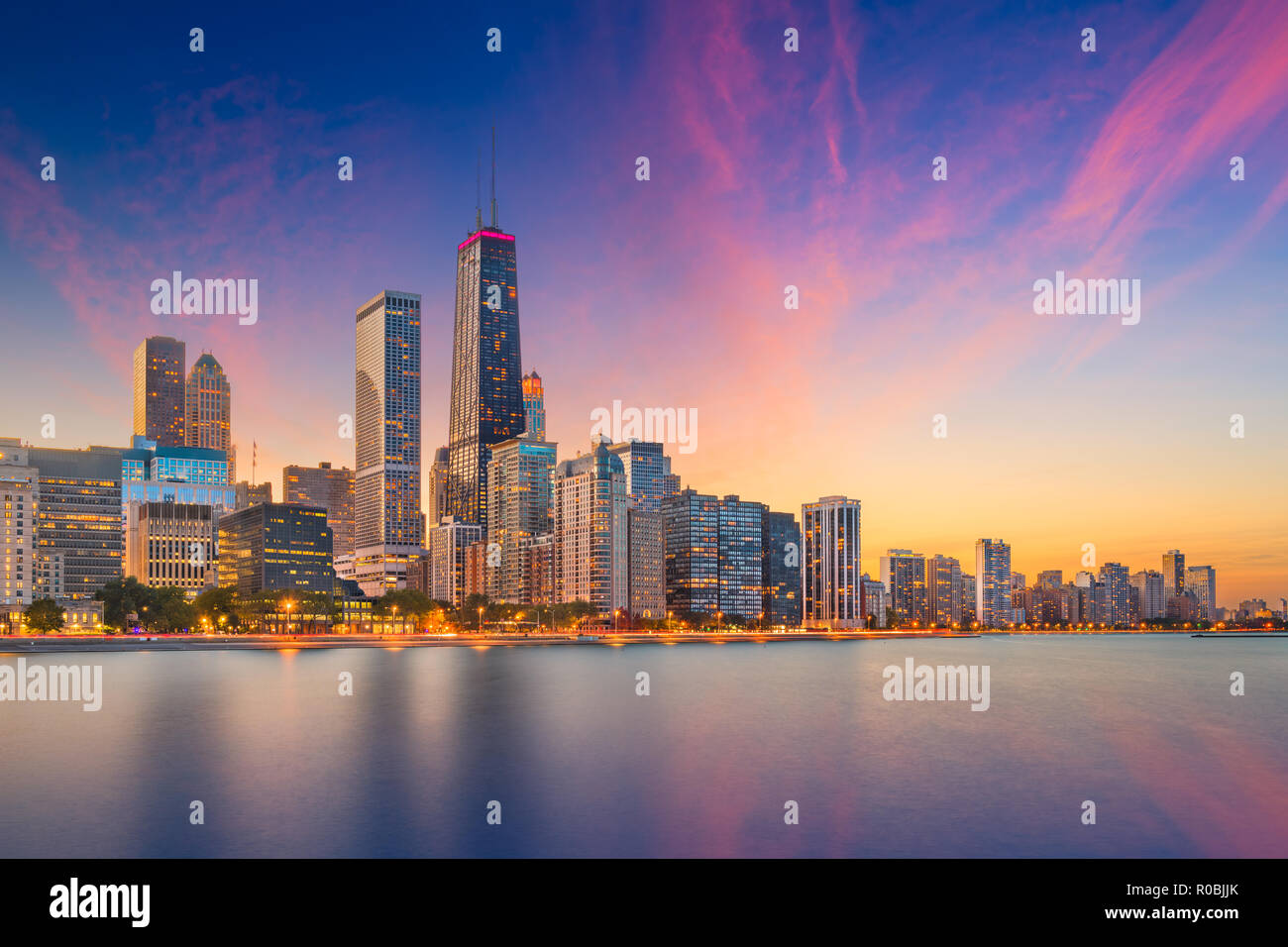 Chicago, Illinois, Stati Uniti d'America skyline del centro dal Lago Michigan al crepuscolo. Foto Stock