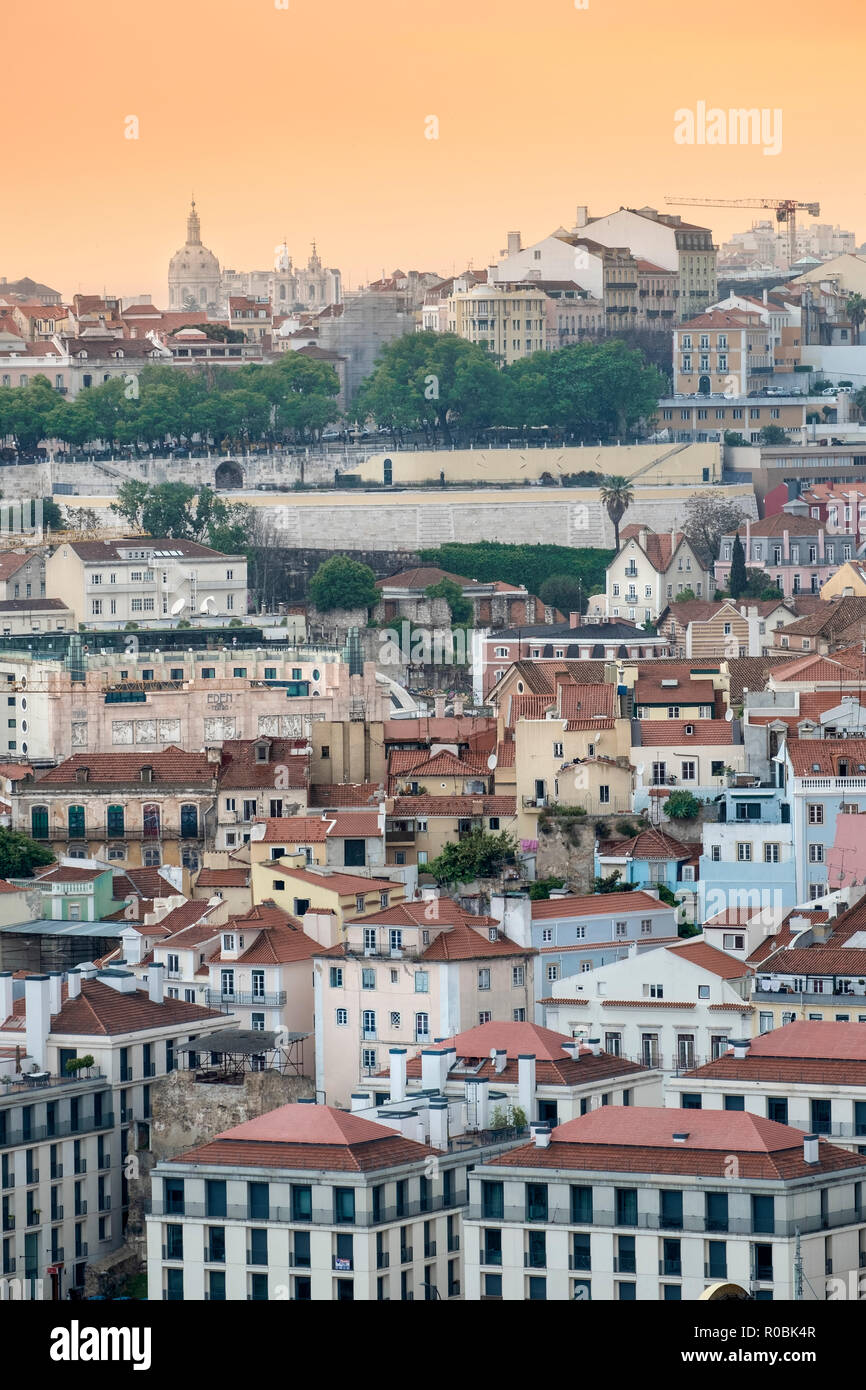 Veduta dello skyline della città e le strade del centro di Lisbona, Portogallo Foto Stock