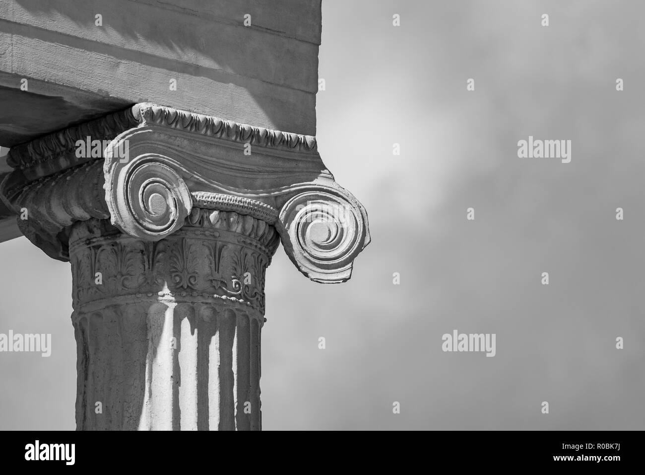 Athens, Grecia - 28 Ottobre 2018: ordine ionico decorazione sulla sommità del pilastro, Eretteo Acropoli hill Foto Stock