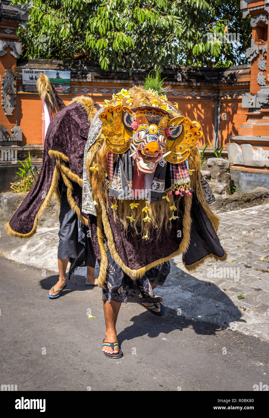Strada Balinese prestazioni, stile balinese tradizionale costume in Ubud quartiere sulla isola di Bali, Indonesia Foto Stock