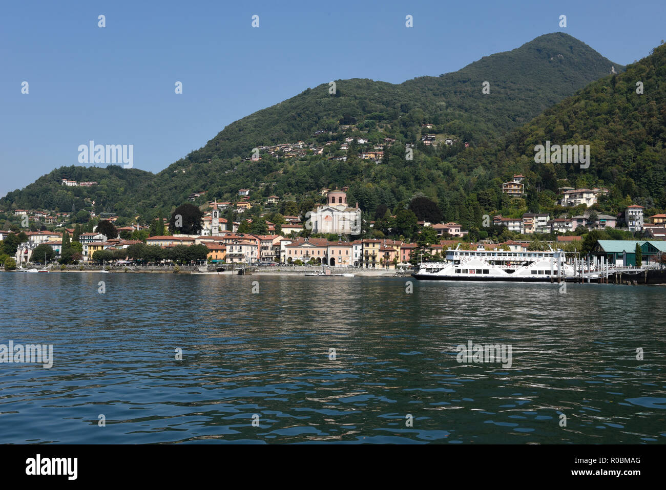 Vista di Laveno Mombello, è la capitale turistica della sponda orientale del Lago Maggiore in provincia di Varese, Italia Foto Stock