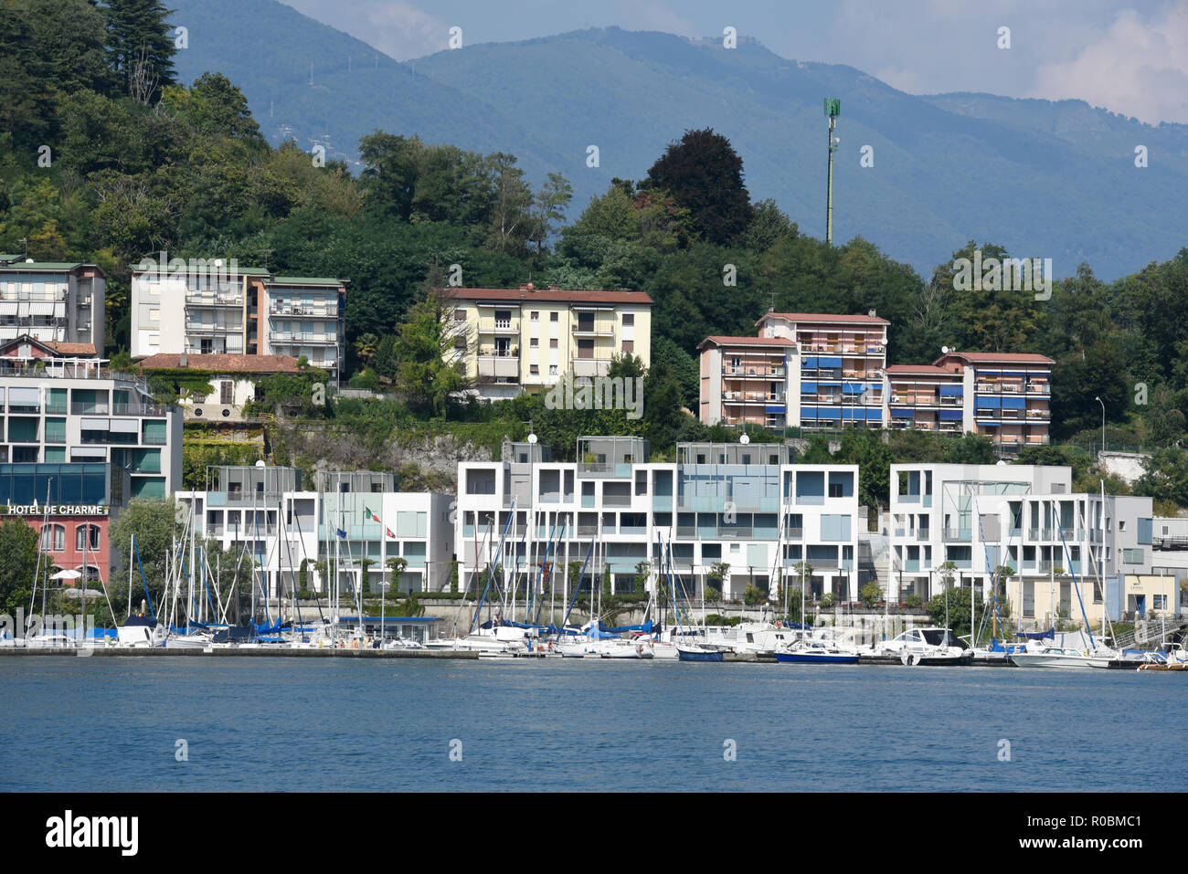 Vista di Laveno Mombello, è la capitale turistica della sponda orientale del Lago Maggiore in provincia di Varese, Italia Foto Stock