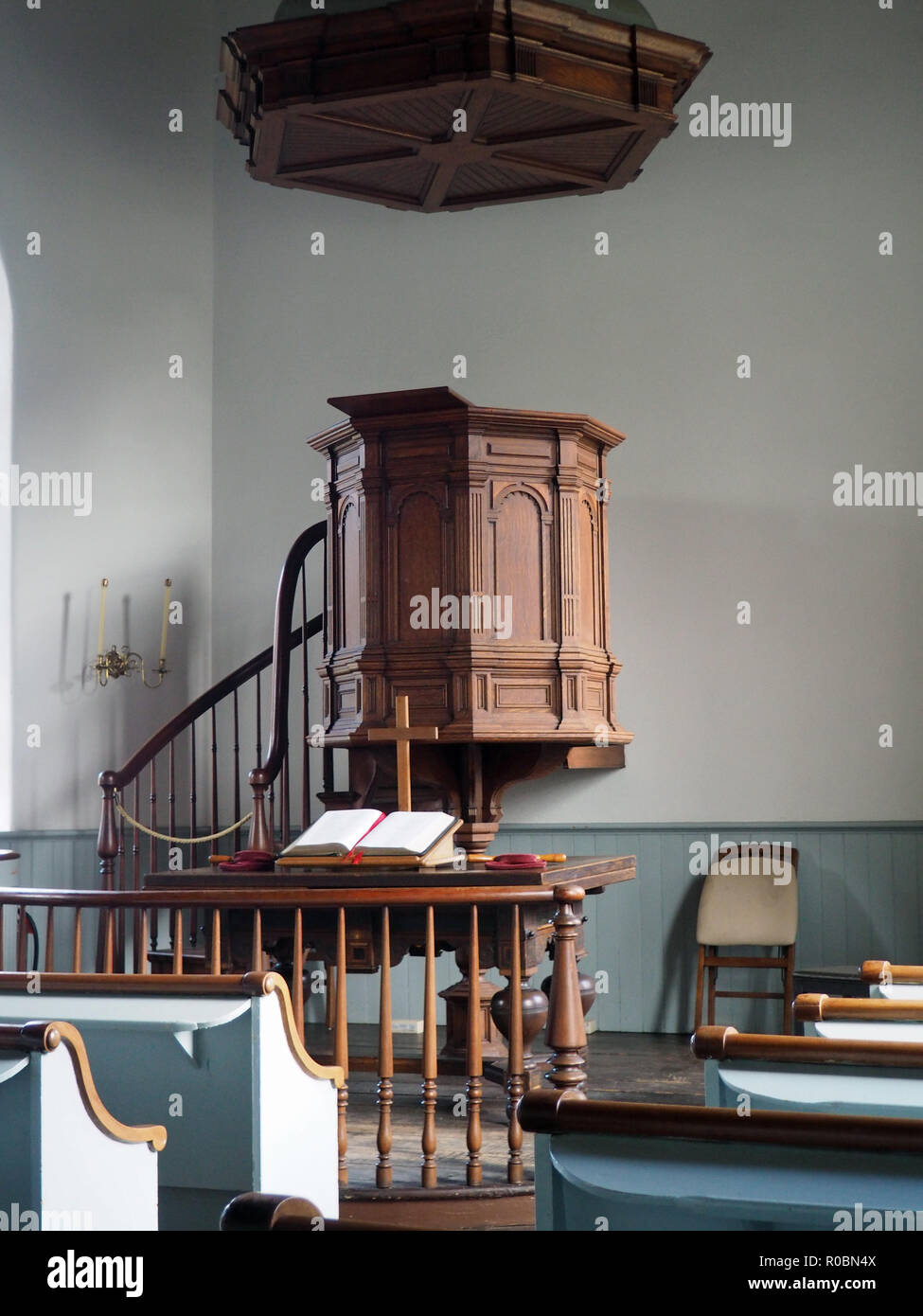 L'interno della vecchia chiesa olandese di Sleepy Hollow, New York. La chiesa fu costruita nel XVII secolo. Foto Stock