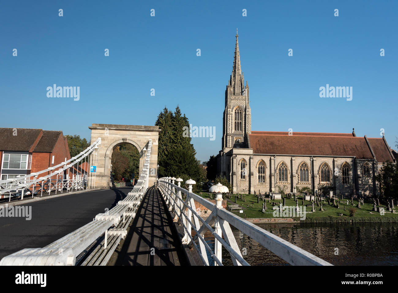 Chiesa di tutti i Santi e la sposa di sospensione sul fiume Tamigi a Marlow nel Buckinghamshire, Inghilterra. Il Victorian ponte di sospensione è stato progettato un Foto Stock