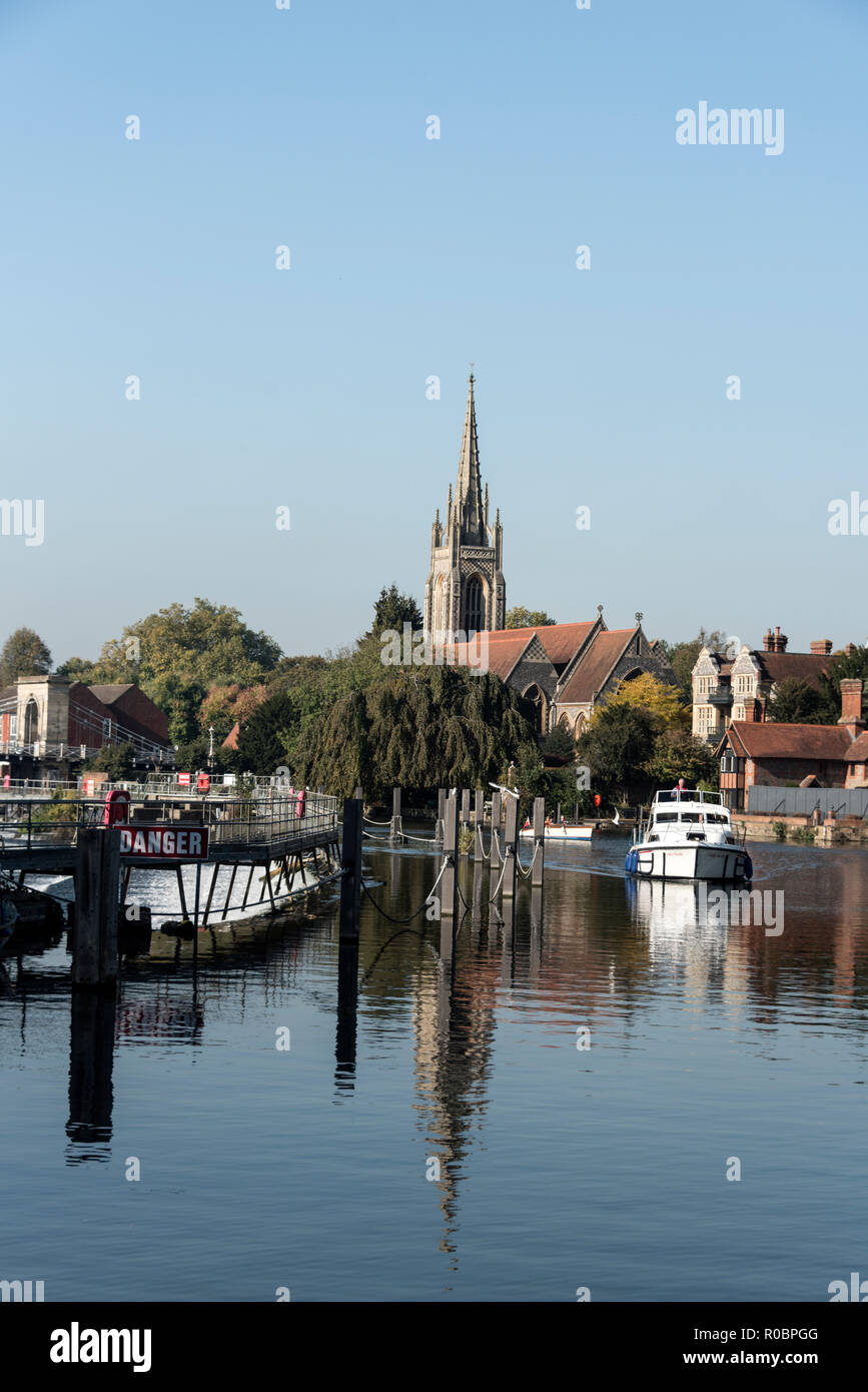 Un fiume crosier avvicinando Marlow Lock sul fiume Tamigi a Marlow nel Buckinghamshire, Gran Bretagna Foto Stock