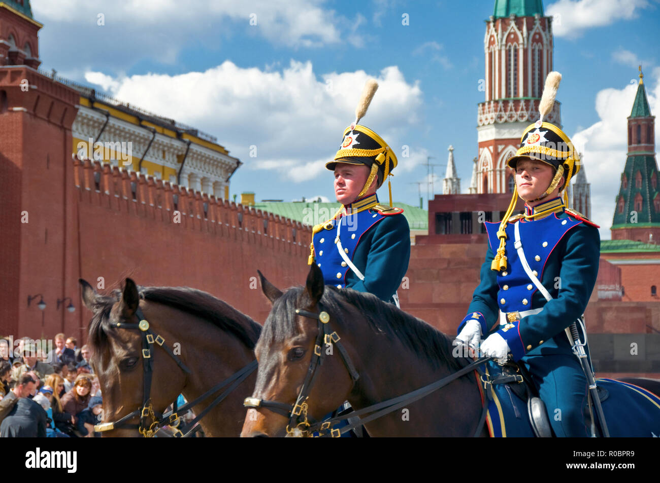 = Cavalleria guardie e le torri del Cremlino = l'ultimo sabato del mese, da aprile fino a ottobre la famosa cerimonia di montaggio della protezione che forniscono in Foto Stock