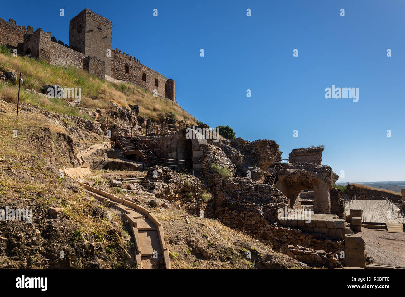 Le rovine romane e il castello di Medellin. Extremadura. Spagna. Foto Stock