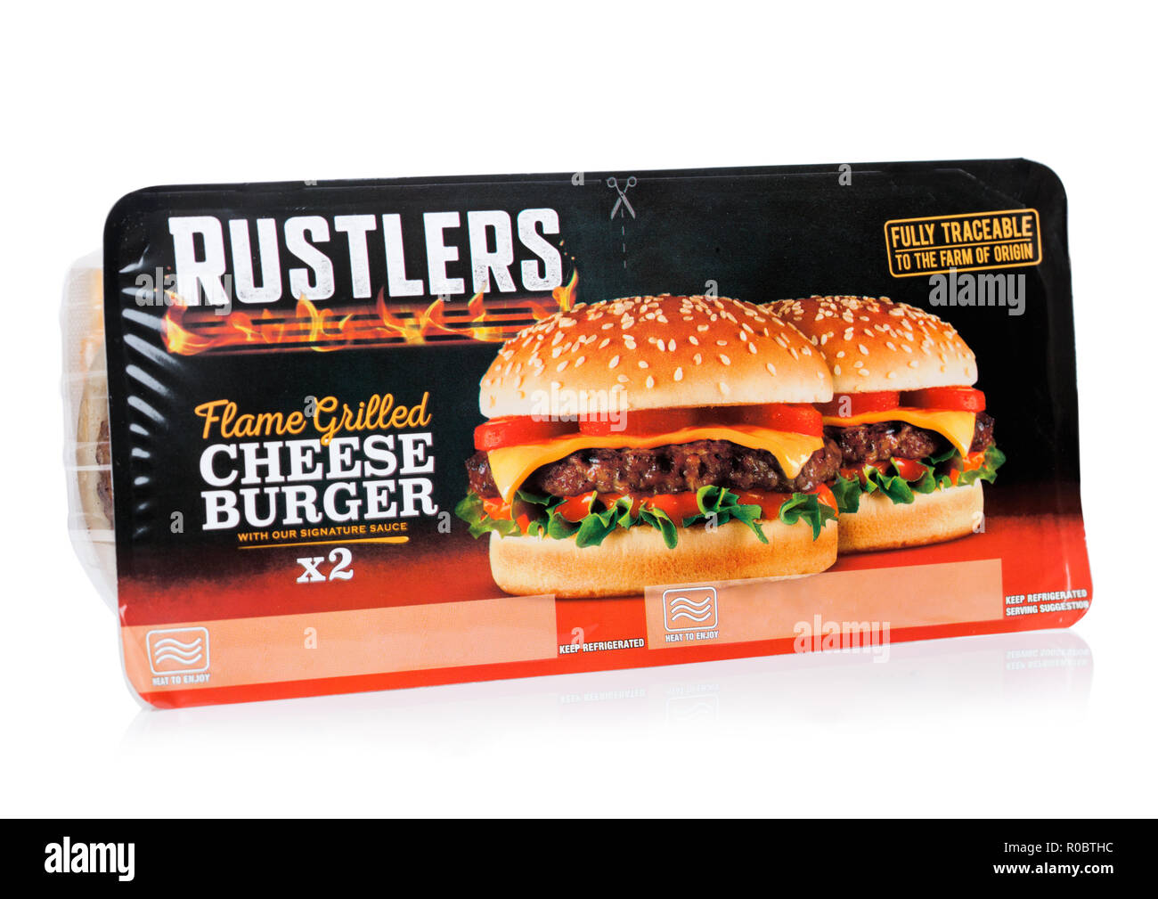LONDON, Regno Unito - 01 novembre 2018: Pack di Rustlers grigliate alla fiamma cheeseburger su bianco. Foto Stock
