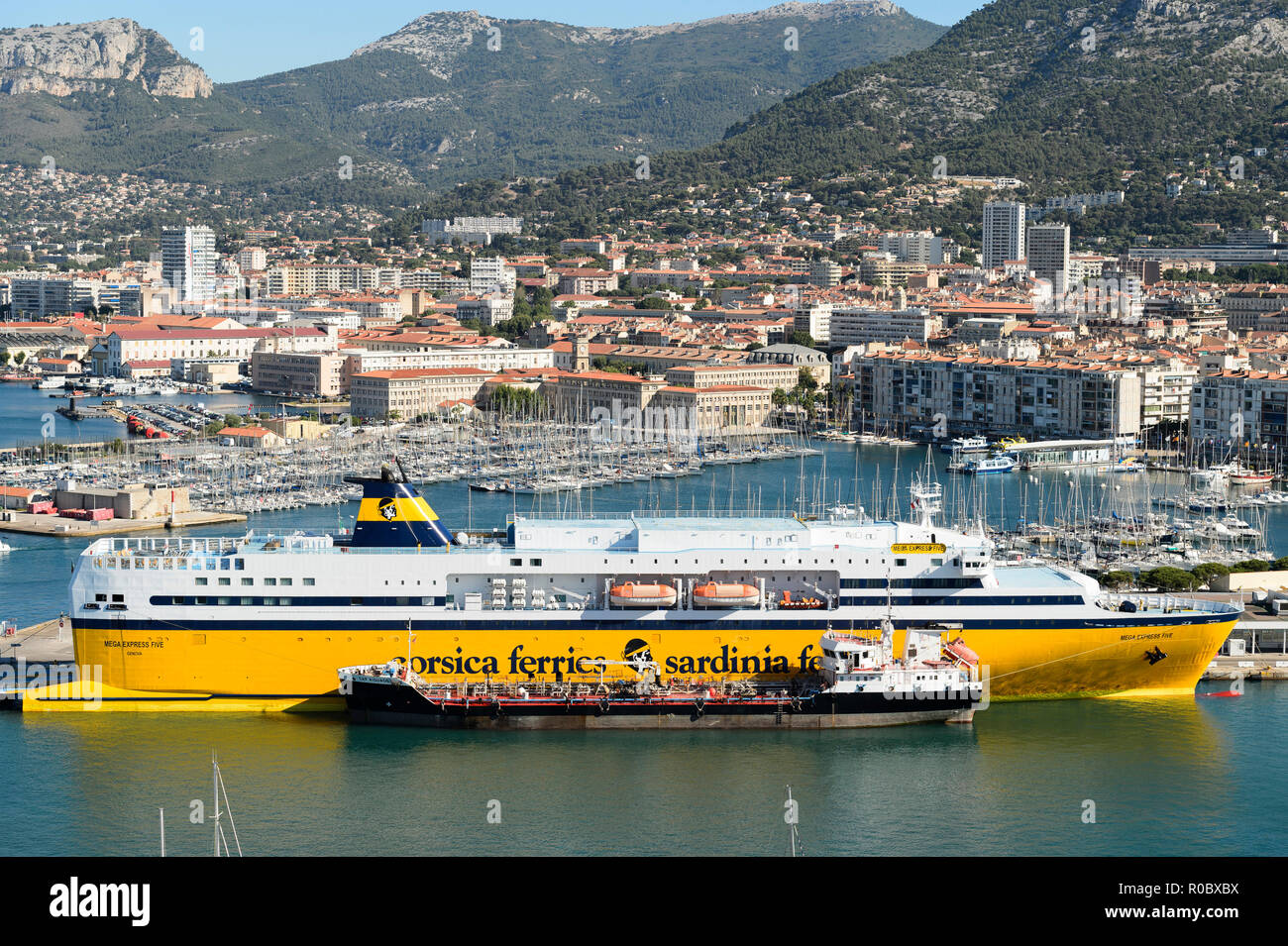 Toulon (sud-est della Francia): traghetti appartenenti alla Corsica Ferries - Sardinia Ferries accanto alla banchina del porto. Traghetto essendo alimentato Foto Stock
