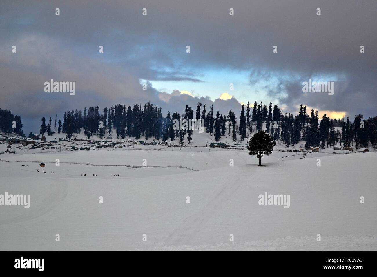 Una vista generale della coperta di neve famoso sci- resort, Gulmarg, a circa 55km da Srinagar, Indiano Kashmir amministrato. Diritto all'avvento dell'inverno, Kashmir valley ha ricevuto la sua prima nevicata come ondata di freddo come le condizioni afferrata la valle a causa di continue acquazzone. Tutte le stazioni meteorologiche attraverso la valle venerdì assistito ad un calo di circa 10 gradi Celsius dalle normali temperature di giorno per questo periodo dell'anno. Foto Stock