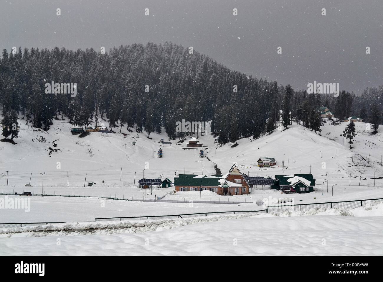 Una vista generale della coperta di neve famoso sci- resort, Gulmarg, a circa 55km da Srinagar, Indiano Kashmir amministrato. Diritto all'avvento dell'inverno, Kashmir valley ha ricevuto la sua prima nevicata come ondata di freddo come le condizioni afferrata la valle a causa di continue acquazzone. Tutte le stazioni meteorologiche attraverso la valle venerdì assistito ad un calo di circa 10 gradi Celsius dalle normali temperature di giorno per questo periodo dell'anno. Foto Stock