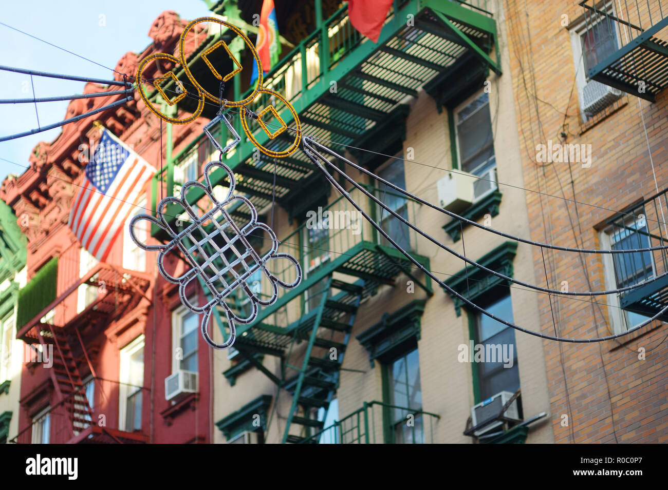 Appendere le decorazioni Street nel quartiere Chinatown di New York City, Stati Uniti d'America, uno dei più antichi Chinatowns al di fuori dell'Asia. Foto Stock