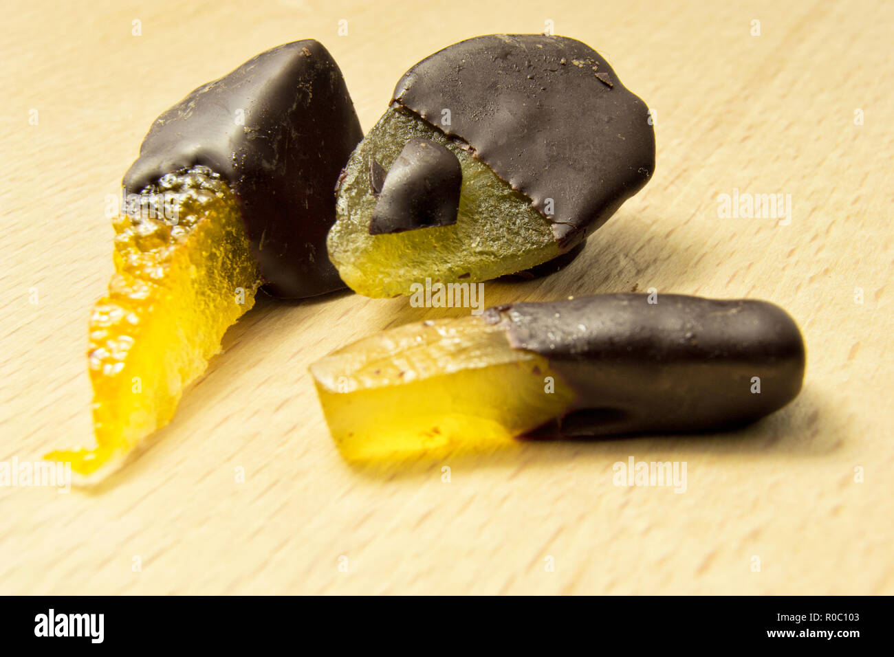 Gustoso cioccolato fondente al cioccolato con pera, arancione e lo zenzero sulla parte superiore di un tagliere di legno Foto Stock