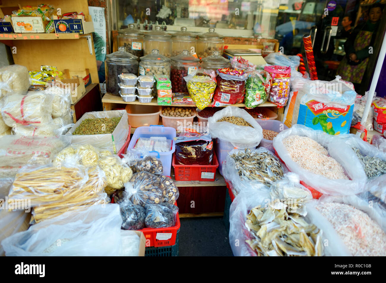 NEW YORK - MARZO 21, 2015: Cinese store nel quartiere Chinatown di New York City, uno dei più antichi Chinatowns al di fuori dell'Asia. Foto Stock