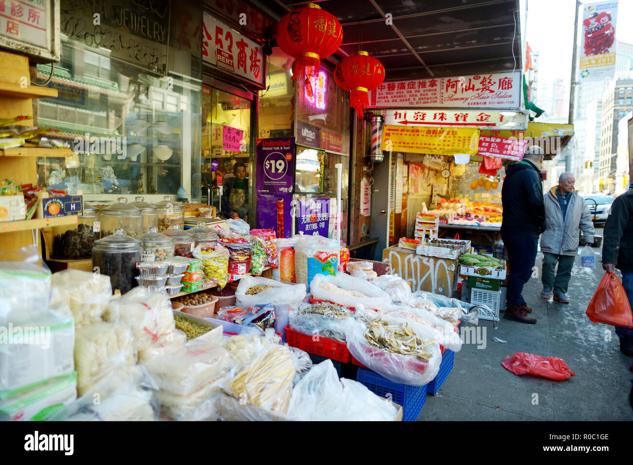 NEW YORK - MARZO 21, 2015: Cinese store nel quartiere Chinatown di New York City, uno dei più antichi Chinatowns al di fuori dell'Asia. Foto Stock