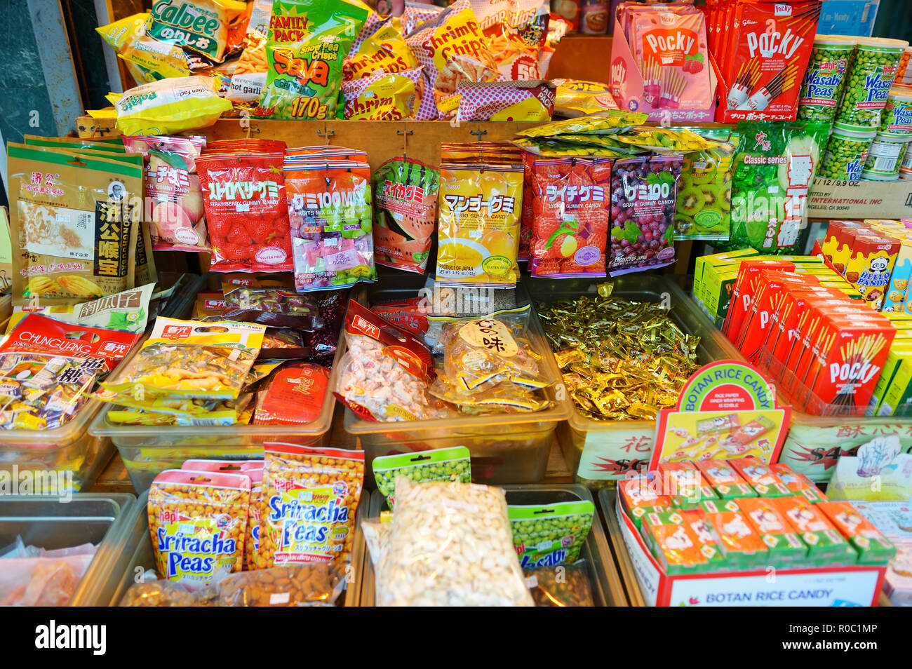 NEW YORK - MARZO 21, 2015: un assortimento di merci vendute nel negozio cinese nel quartiere Chinatown di New York City, uno dei più antichi Chinatowns al di fuori dell'Asia. Foto Stock