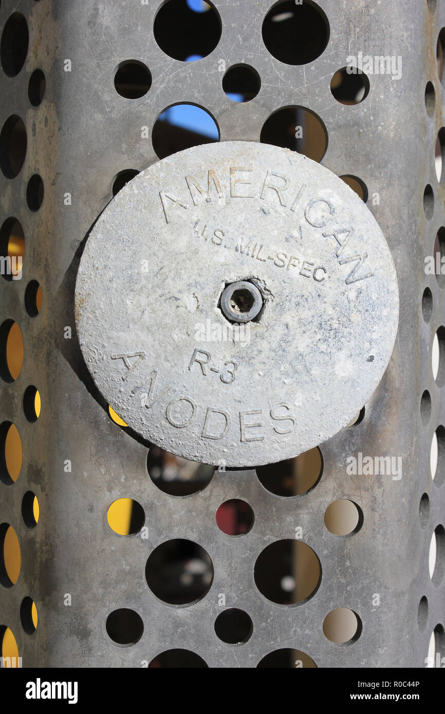 Anodo sacrificale sulla gamba di un lander bentonici in procinto di essere distribuito nel mare Baffin da CCGS Amundsen come parte di una ricerca scientifica spedizione Foto Stock