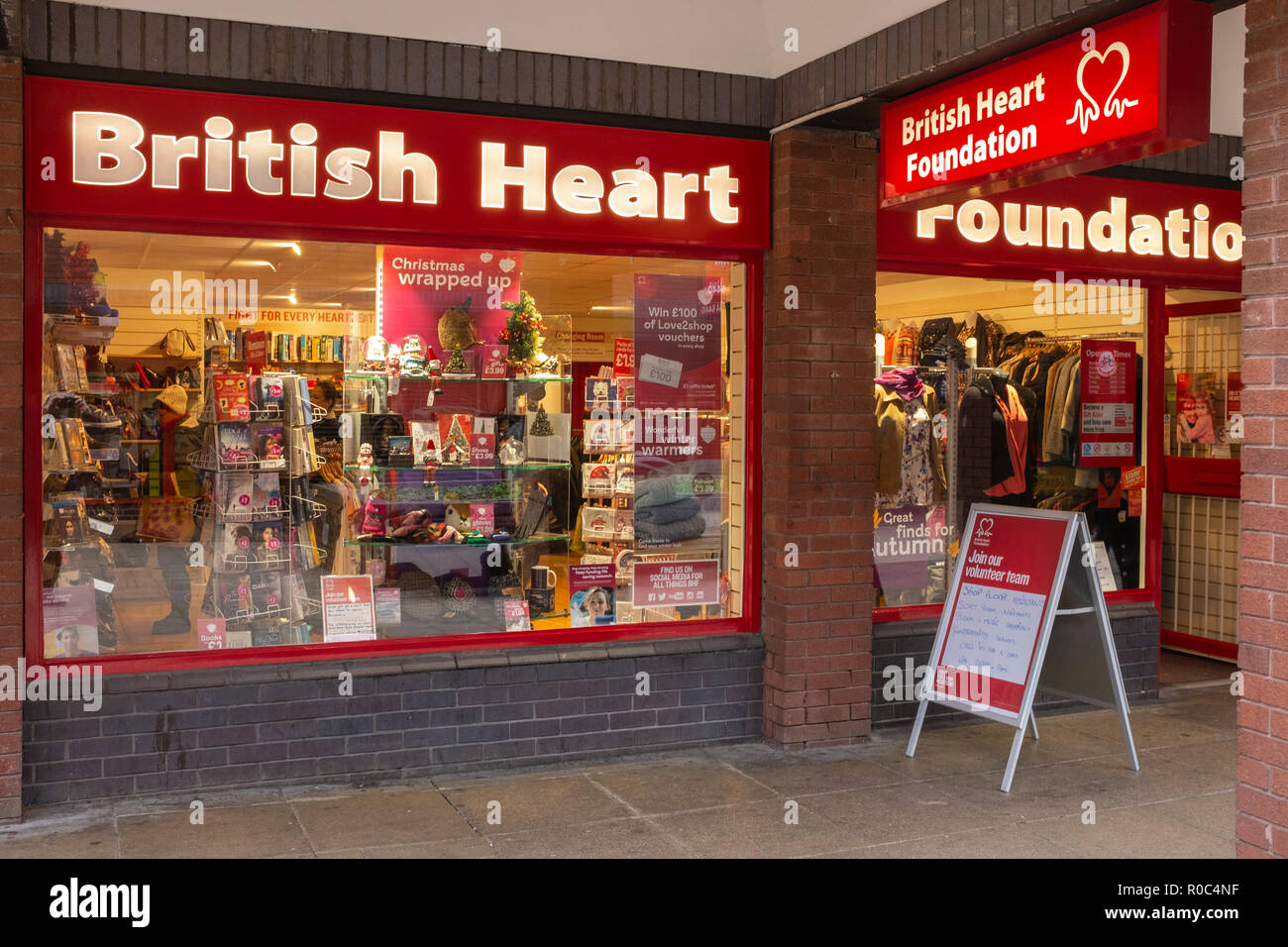 British Heart Foundation shop in Victoria shopping centre, Crewe Cheshire Regno Unito Foto Stock