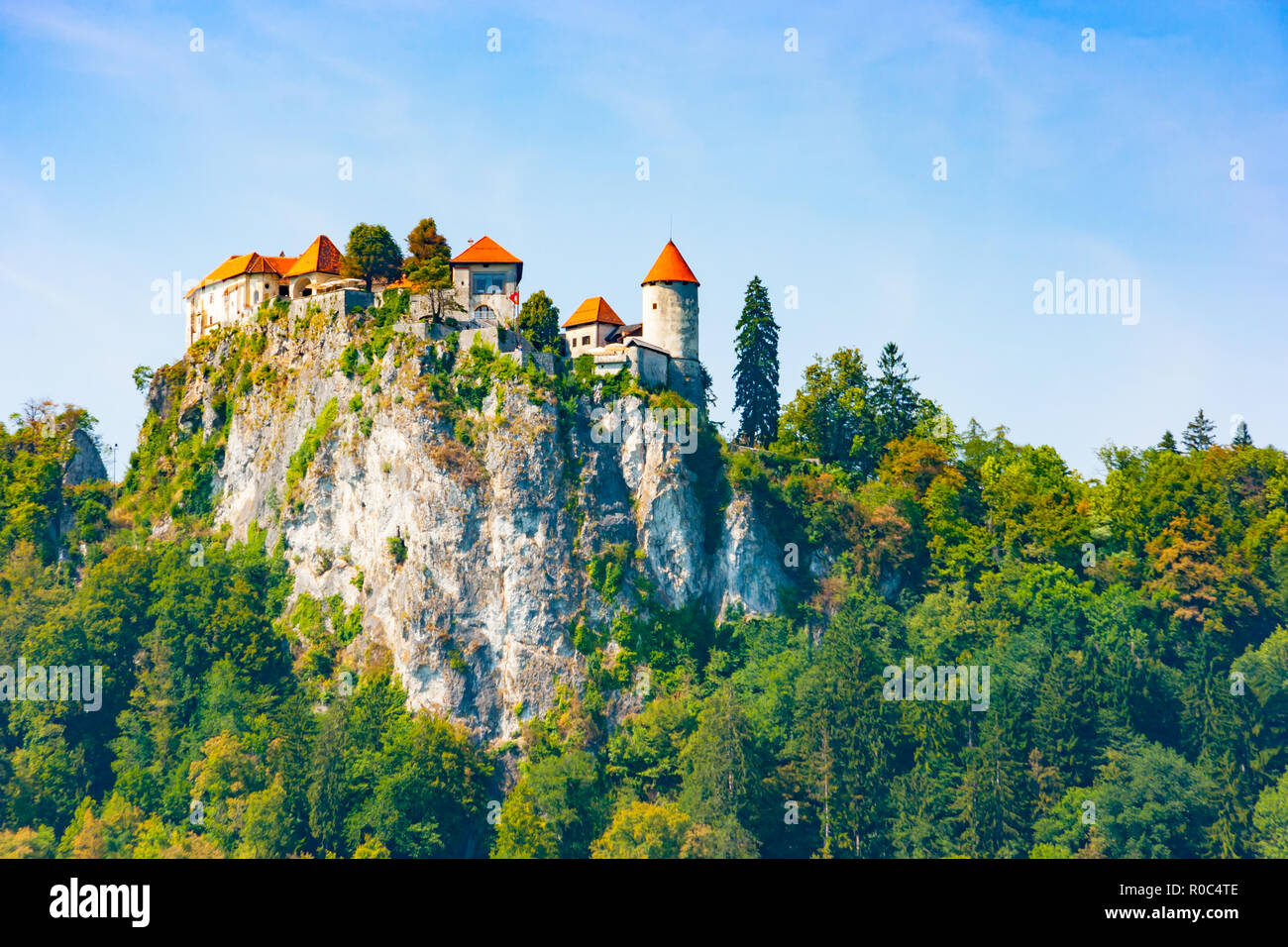 Il castello di Bled costruire su un precipizio che si affaccia sul lago di Bled, Alta Carniola, Slovenia Foto Stock