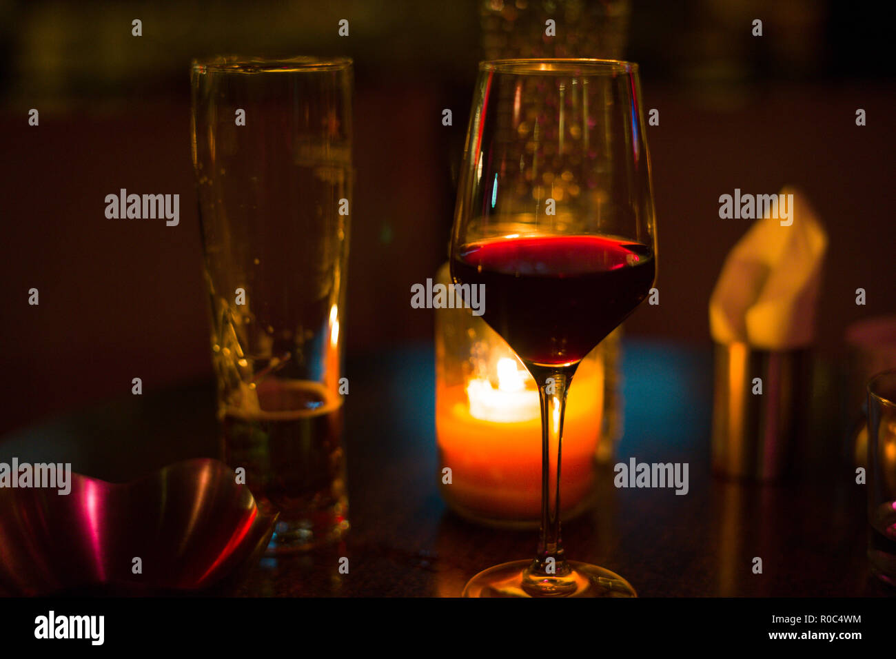Un bicchiere di vino rosso e un bicchiere di birra su un tavolo bar. Foto Stock