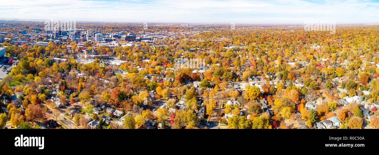 Panoramica di Boise City e residenziale di vista aerea di case con i colori dell'autunno Foto Stock