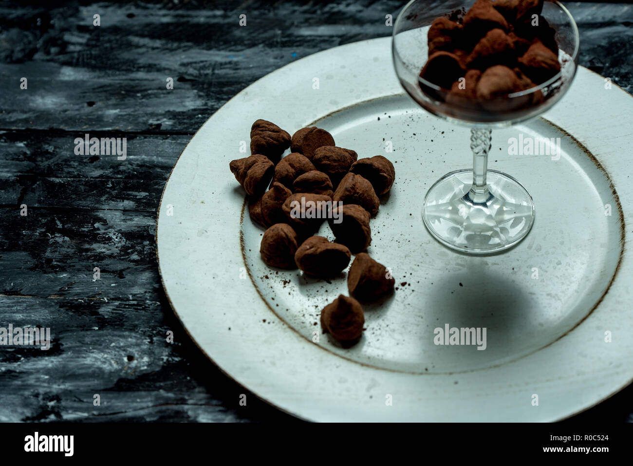 Dolce, tartufi di cioccolato e cacao amaro su un romantico, sfondo scuro Foto Stock