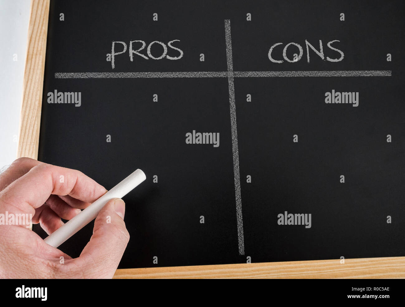 Scritto su una lavagna pro e contro, immagine concettuale Foto Stock