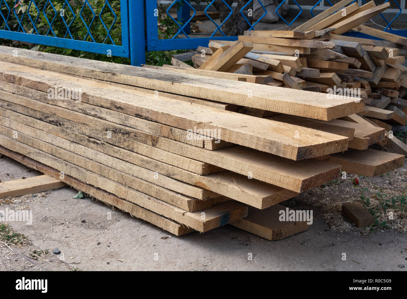 In legno di pino legname pila di ruvida naturale di tavole di legno sul sito  di costruzione. Legname industriale di materiali di costruzione di  carpenteria, costruzione, riparazione e fu Foto stock -
