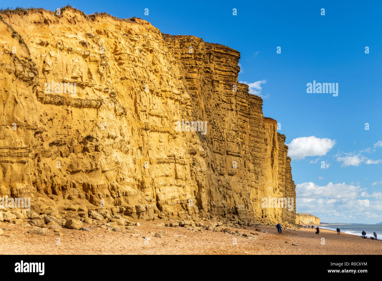 I visitatori di West Bay nel Dorset godere di un bel pomeriggio di sole su Jurassic Coast. Foto Stock