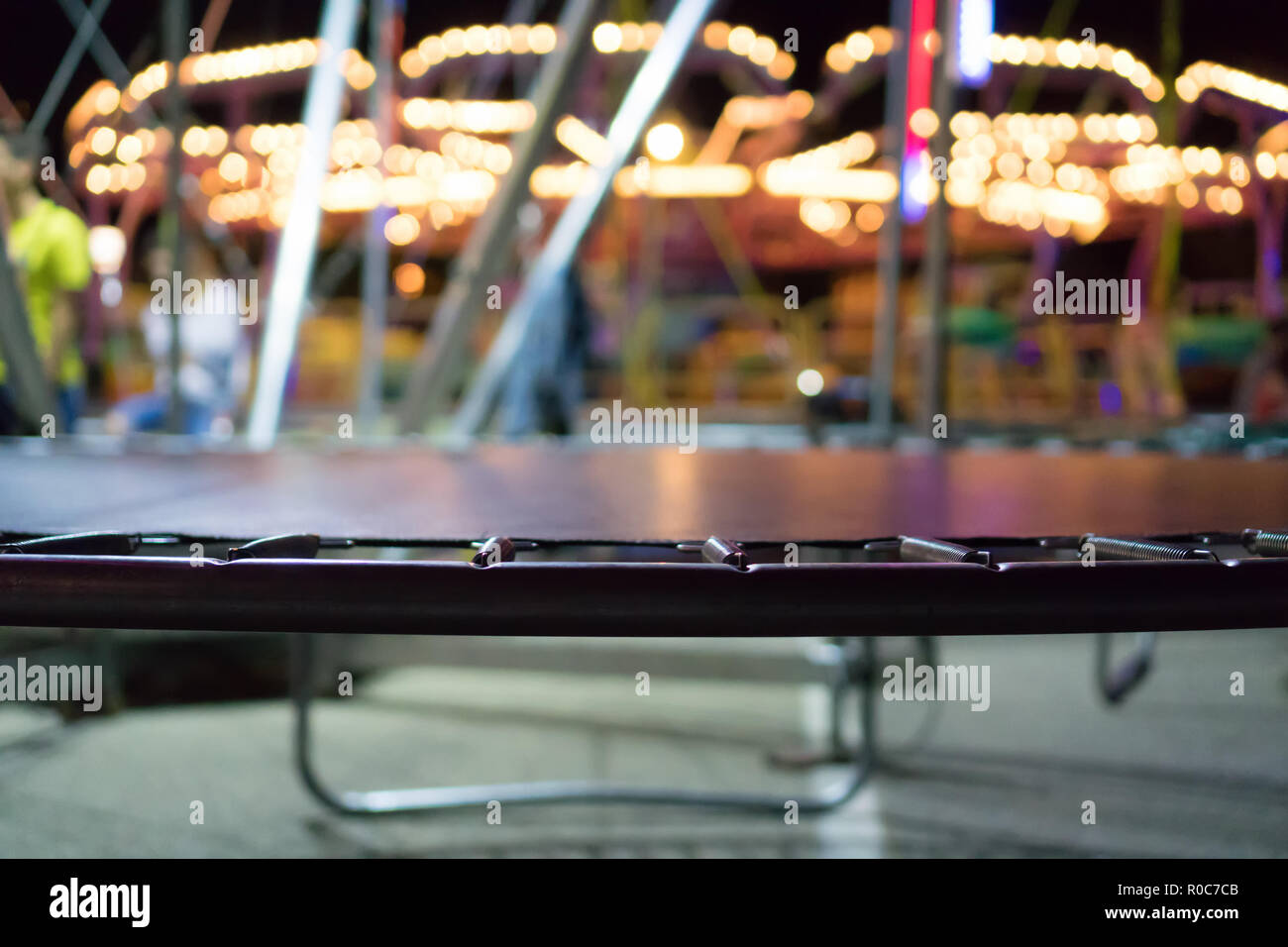 Bungee trampolino nel parco dei divertimenti di notte. Foto Stock