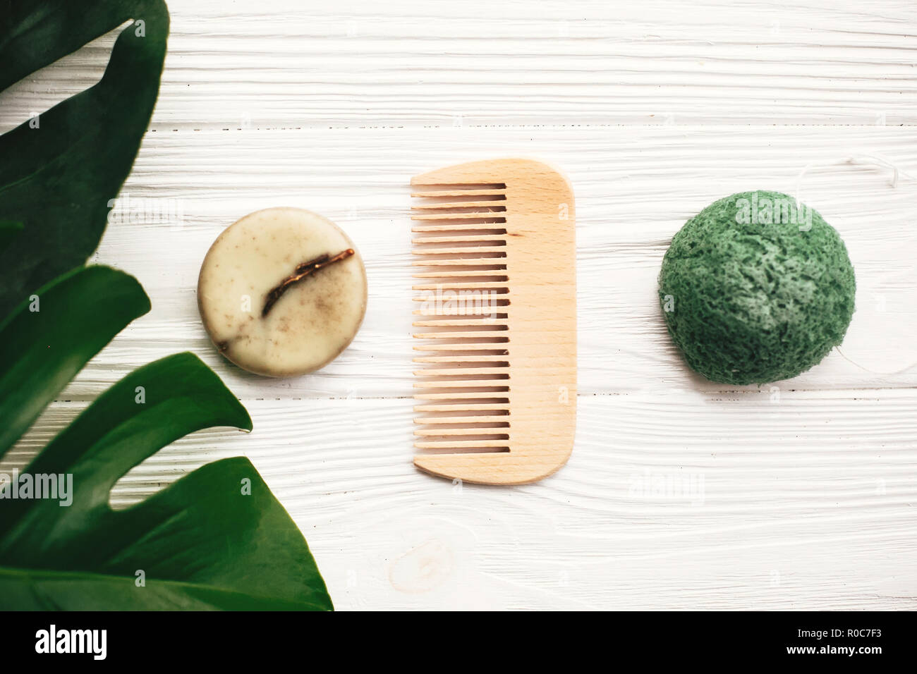 Natural eco-friendly shampoo solido bar, verde konjaku spugna, condizionatore, sapone in legno bianco verde con foglie di monstera. Prodotti eco è libero di plastica. Z Foto Stock