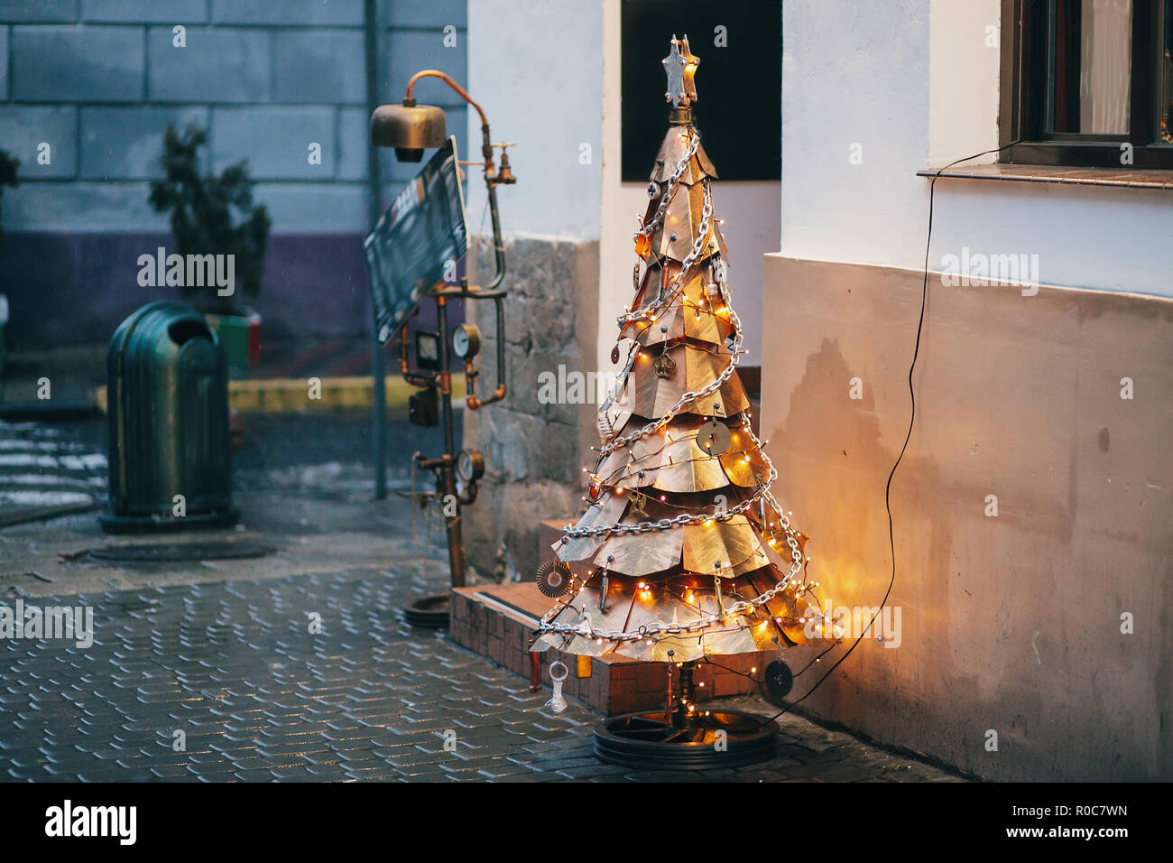 Immagini Natalizie Eleganti.Steampunk Albero Di Natale Creative Steampunk Albero In Acciaio Con Ornamenti In Metallo E Rami Eleganti Decorazioni Natalizie E Ghirlanda Di Luci In Europea Foto Stock Alamy