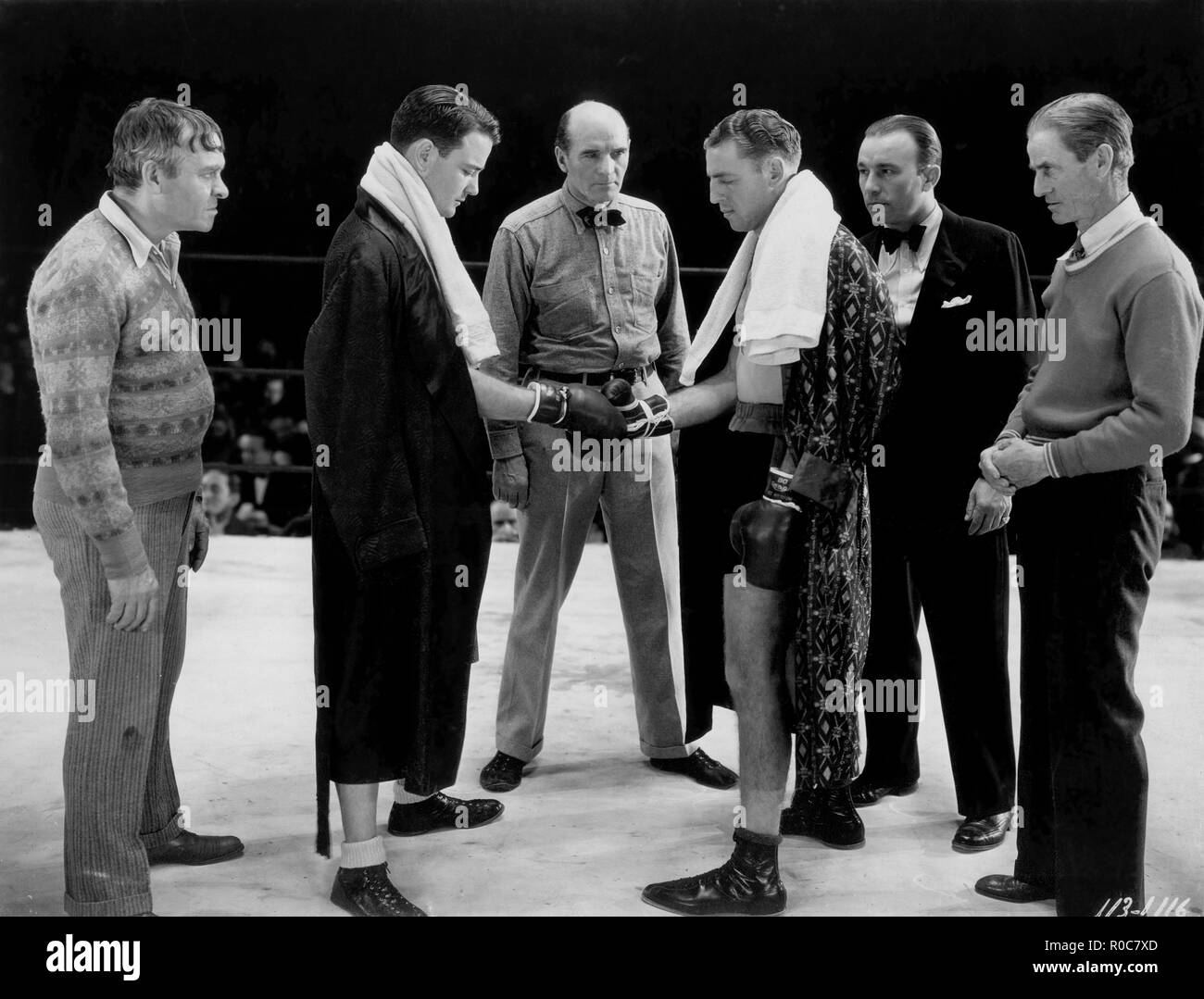 Attore Lew Ayres (seconda a sinistra) con il suo avversario e i gestori di eventi sul set del film "Iron Man", Universal Pictures, 1931 Foto Stock