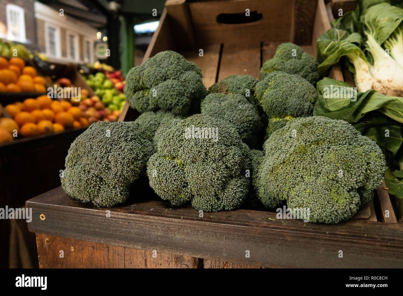Broccoli sul visualizzatore in corrispondenza di un green Grocers in London Borough Market. Foto Stock
