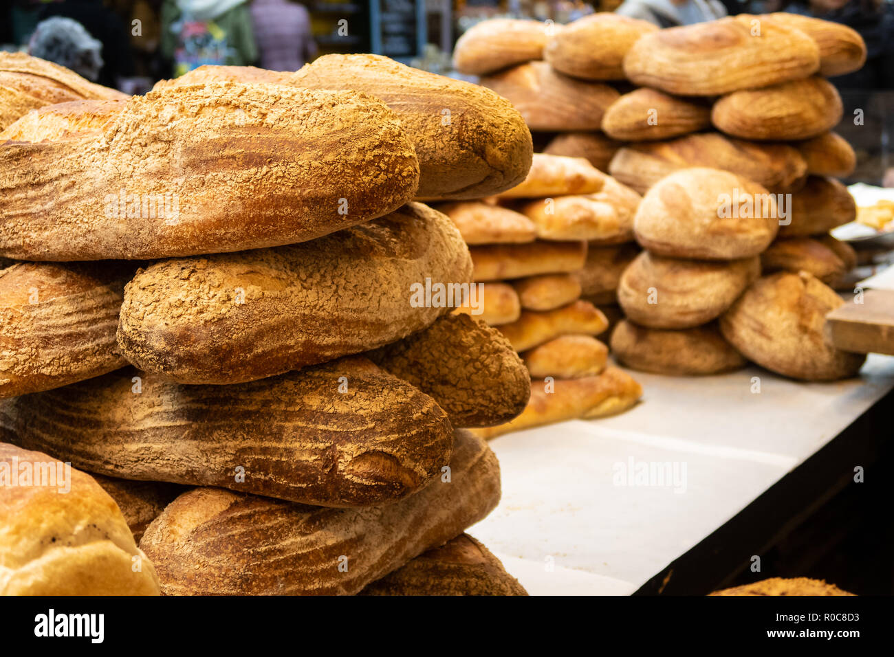 Pane fresco presso un fornaio in London Borough Market Foto Stock