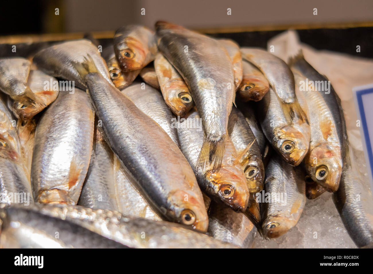 Sardine a pescivendoli in London Borough Market Foto Stock