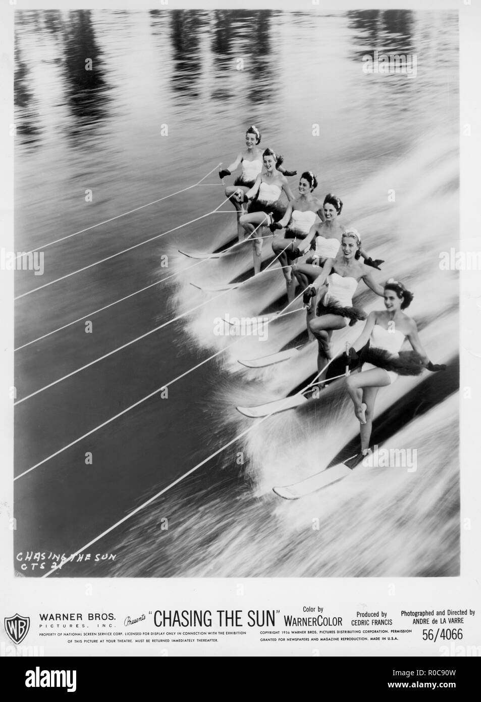 Sincronizzato sci d'acqua, di scena sul set del film "a caccia del Sole", Warner Bros, 1956 Foto Stock