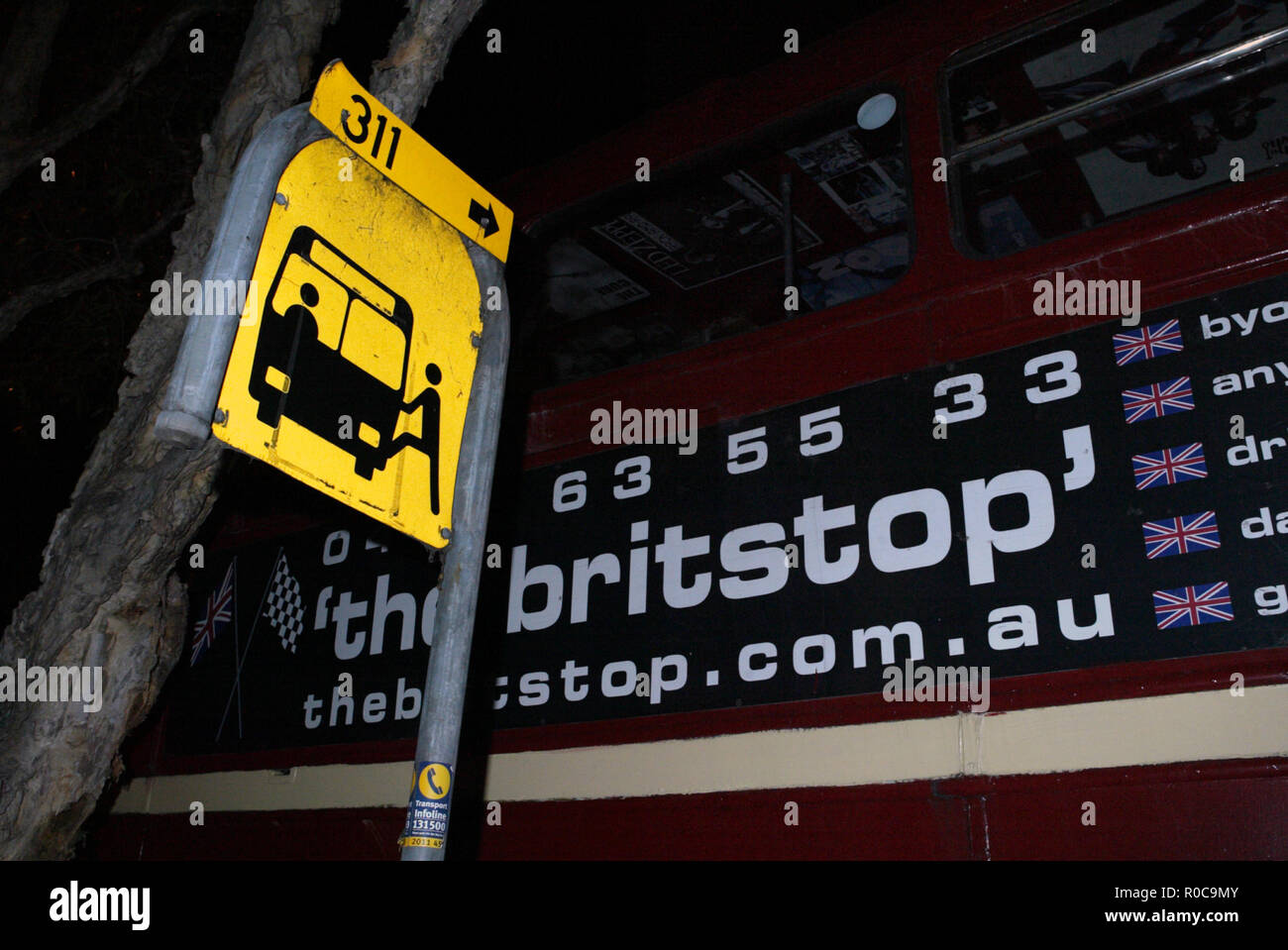 Un rosso double-decker bus londinese è visto in modo improprio parcheggiato a una fermata autobus e su di una strada nella zona est di Sydney. Forse erroneamente supponendo che "Bus Zona' significa un apposito posto parcheggio per bus, piuttosto che il suo significato reale di una fermata bus, il suo conducente aveva lasciato il bus. Mentre si fotografa il bus, il fotografo è stato avvicinato da un swarthy gent con un inglese un incidente, Simon Reynolds. La Reynolds ha detto che egli possedeva il bus (lungo con diversi London Black Cabs), che sono stati ora utilizzato per i film e la pubblicità di acrobazie e celebrazioni, in gran parte pagato dai suoi guadagni precedenti come un soldato nel British S Foto Stock