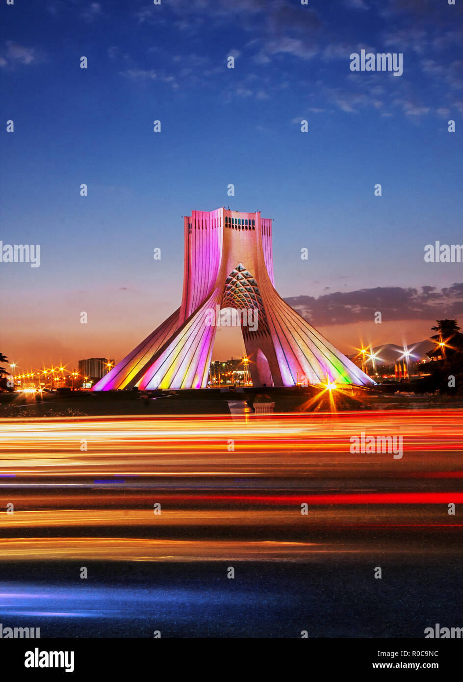 La torre Azadi è un monumento situato in Piazza Azadi a Teheran, Iran. È uno dei simboli di Teheran e segna l'entrata ovest della città. Foto Stock