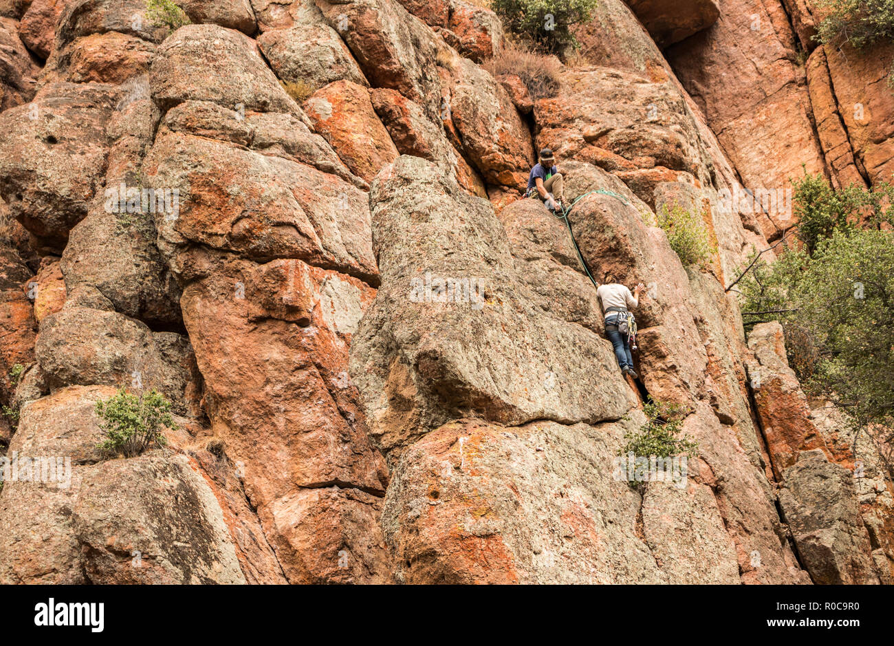 Arrampicata su roccia a pinnacoli National Park, California, Stati Uniti d'America. Foto Stock